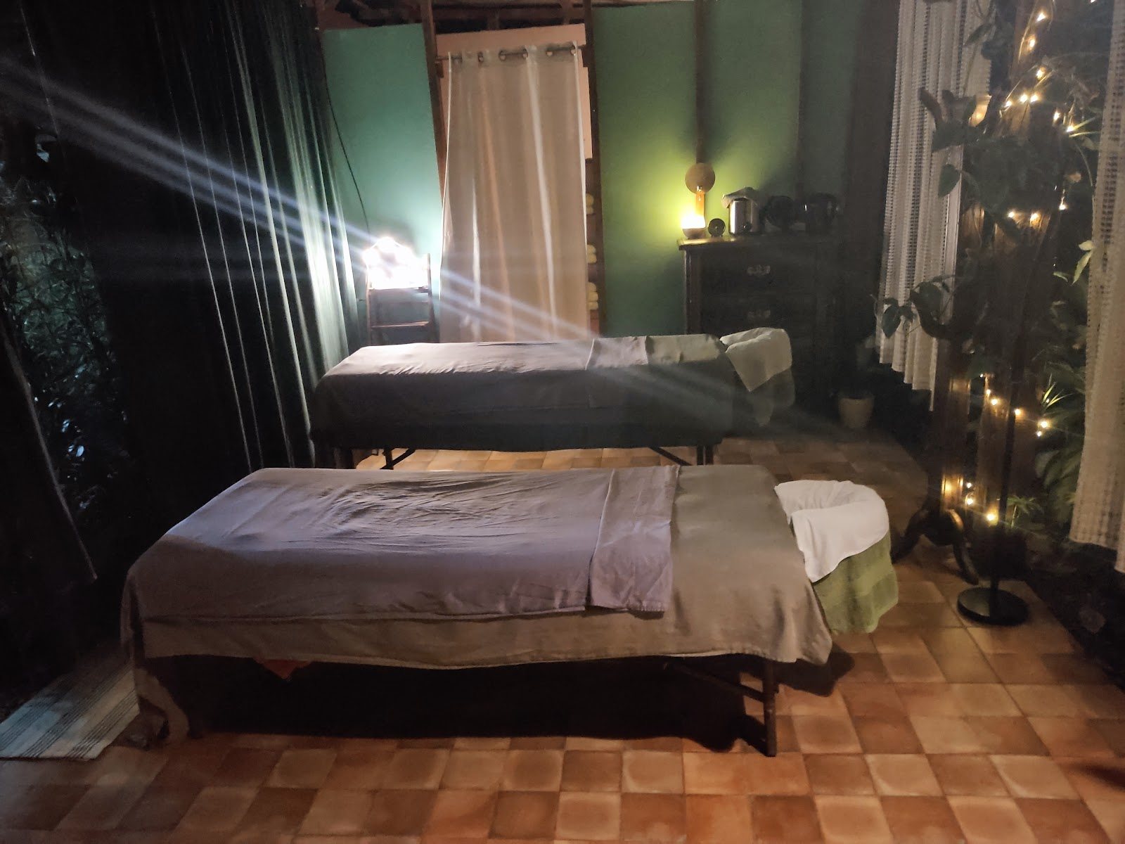 Sala de masajes de noche con lucecitas y luz cálida